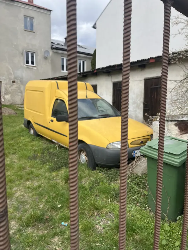 Ford w wersji van na podwórku nie daleko mojej babci - Motoryzacja na urbexie i nie tylko :) - zdjęcie 38/43