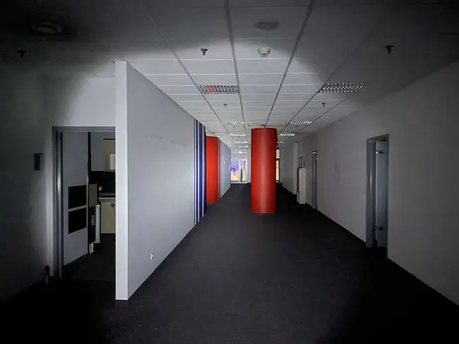 Opuszczone biura backrooms - zdjęcie 1/10