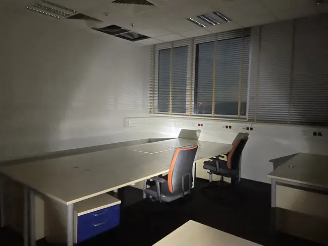 Opuszczone biura backrooms - zdjęcie 3/10