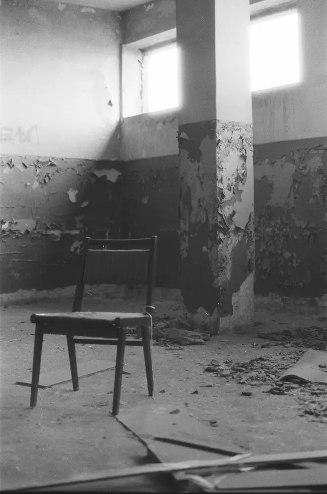Krzesła na opuszczonkach - photo 1/2