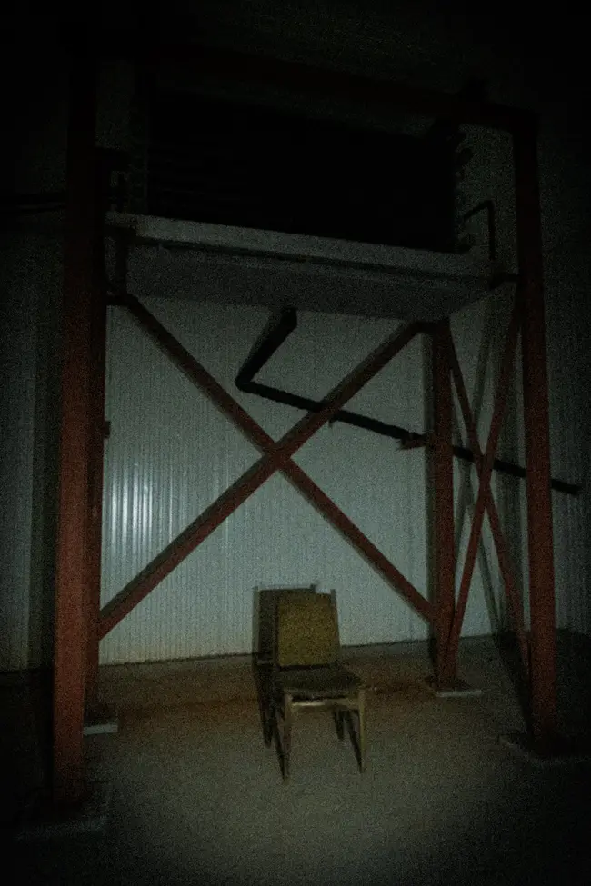 Krzesła na opuszczonkach - photo 2/2