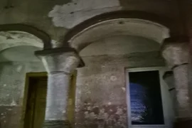 Częściowo opuszczony budynek