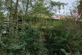 OPUSZCZONY HOTEL/OŚRODEK WYPOCZYNKOWY PRZY STAWIE NA UTRACIE.