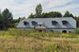 Zajazd z 2 mniejszymi budyneczkami