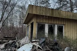 Stróżówka dawnego złomowiska samochodów