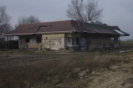 Opuszczona stacja benzynowa i McDonald's