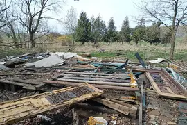 Opustoszała działka w środku niczego