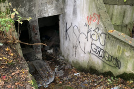 Schron obok pociągów