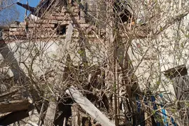 Opuszczony dom z lekko zawalonym dachem