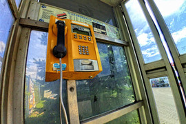Pozostawiona kabina telefoniczna z automatem w Kielcach