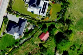 Opuszczony dom w zaroślach