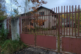 Opuszczony dom z wielką działką