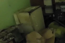 Opuszczony dom z pozostałościami