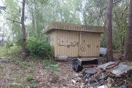 Stróżówka dawnego złomowiska samochodów