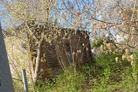 Ceglany dom zabity dechami