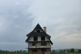 Opuszczony i niedokończony dom