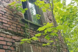 Opuszczony dom z rzeczami