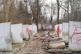 Spalony domek wojskowy