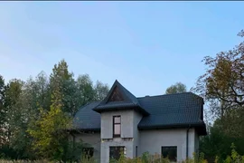 Niedokończony domek z stodołą