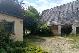 Opuszczony domek z garażem