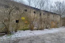 Opuszczony budynek i szopa