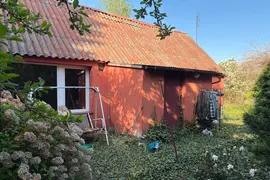Opuszczony dom z dokumentami rozwodowymi