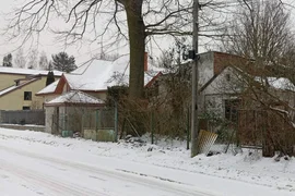 Opuszczone 2 domy z podwórkiem