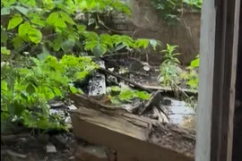 Opuszczony blok z garażami