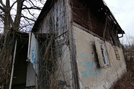 Opuszczony dom z budynkiem gospodarczym