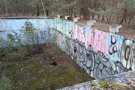 Opuszczony dom z basenem