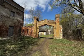 Brama pałacowa z piekarnią i stajnią