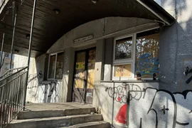 Dwie opuszczone kamienice na osiedlu