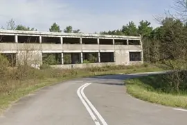 Opuszczony hangar/hala/fabryka