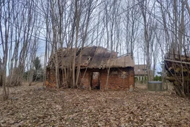 gospodarstwo i zniszczony domek