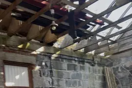 Niedokończony dom z budką ochroniarza