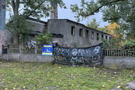 opuszczony budynek z kominem