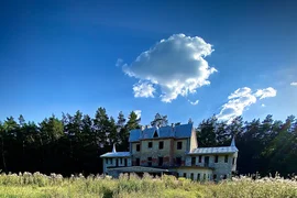 Opuszczony niedokończony dom-pałac