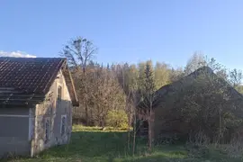 Opuszczony dom i stodoła