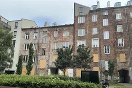 Dwie opuszczona kamienicę