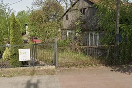 Opuszczony dom z kilkoma samochodami