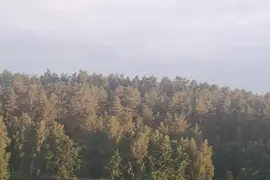 Opuszczony budynek i stok narciarski