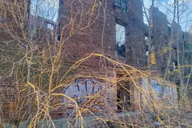 Kamienica z zawalonym piętrem