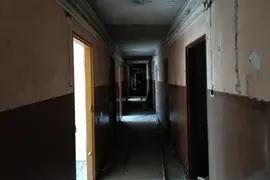 opuszczony hotel prcowniczy