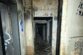 Opuszczony blok obok kładki z wagonami