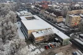 Opuszczona hala sportowa z hotelem