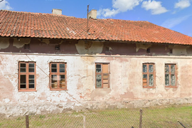 opuszczony dom w srodu wioski
