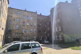 Opuszczona kamienica.