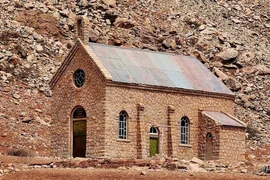 Opuszczony kościół, Capilla colonial.