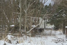 Opuszczone naczepy ciężarówek z budynkami