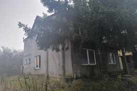 Opuszczony dom z wyposażeniem.